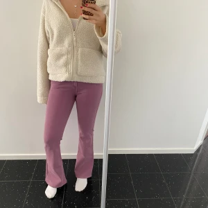 Lee jeans - säljer dessa snygga lila leejeansen i modellen ”breese”, bootcut och midrise men man kan dra ned dom. Storlek W26/L31 vilket passar mig som har S och är 172cm lång! 💞