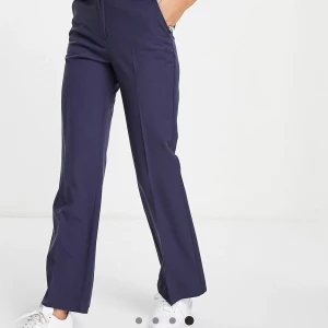 Helt nya byxor  - Jag säljer helt nya byxor, hann inte göra en retur i tid.   ASOS DESIGN - Ultimate - Marinblå raka byxor i storlek EU 36.