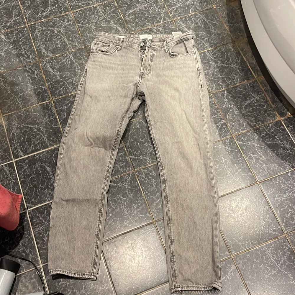 Jack & Jones jeans, knappt använda skicka 8/10, storlek 32/34 loss fit . Jeans & Byxor.