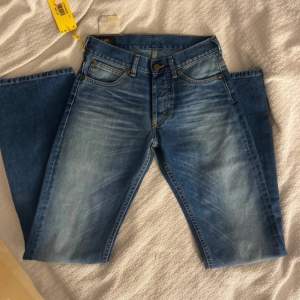 Lågmidjade bootcut jeans från Lee med lappen kvar💗midjemått rakt över är 33cm och innerbenslängden 77cm