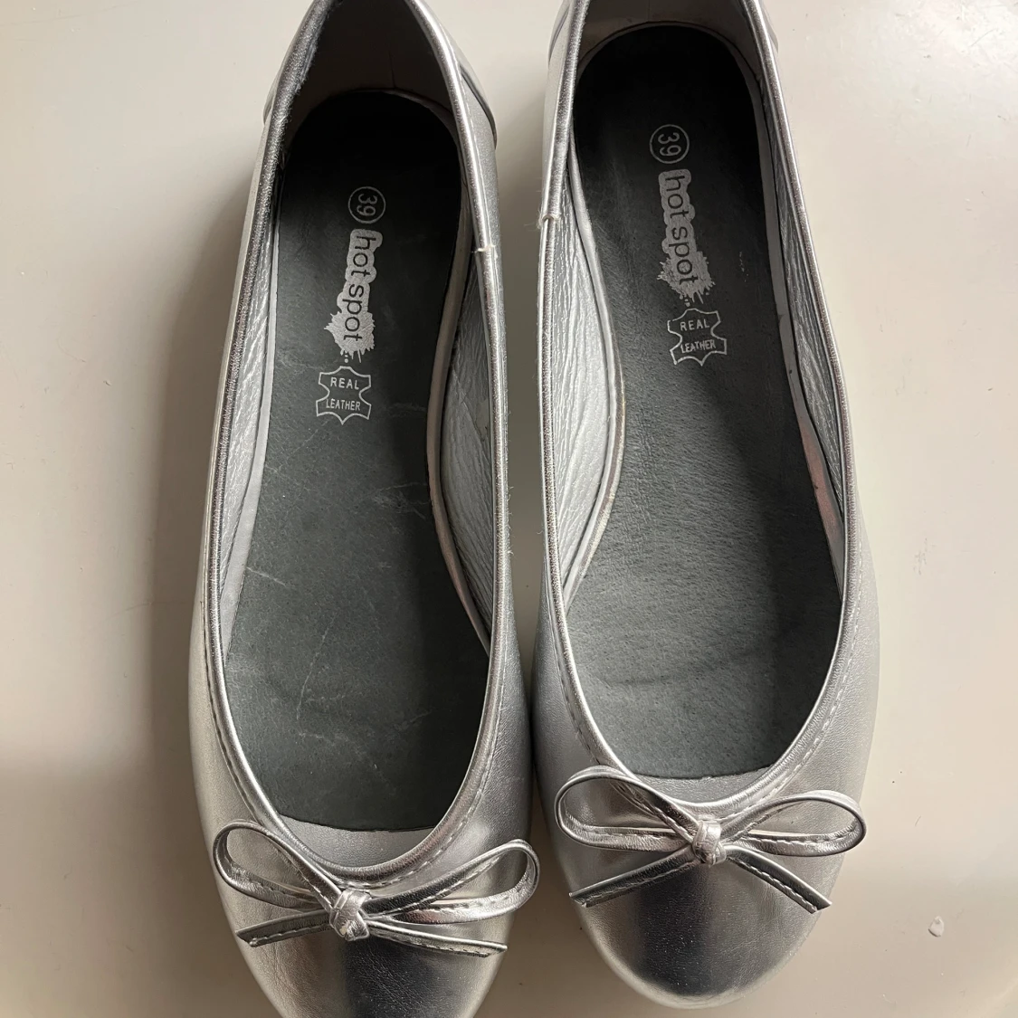 Silver ballerinaskor med rosetter