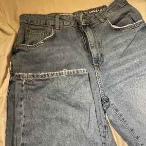 Säljer dessa jeans från bikbok i storlek (M -waist 30 length32) sitter jätte fint på använda ca 4 gånger 