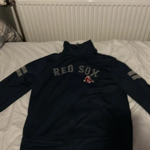 Red sox tröja - Den passar bra och är fett men passar inte