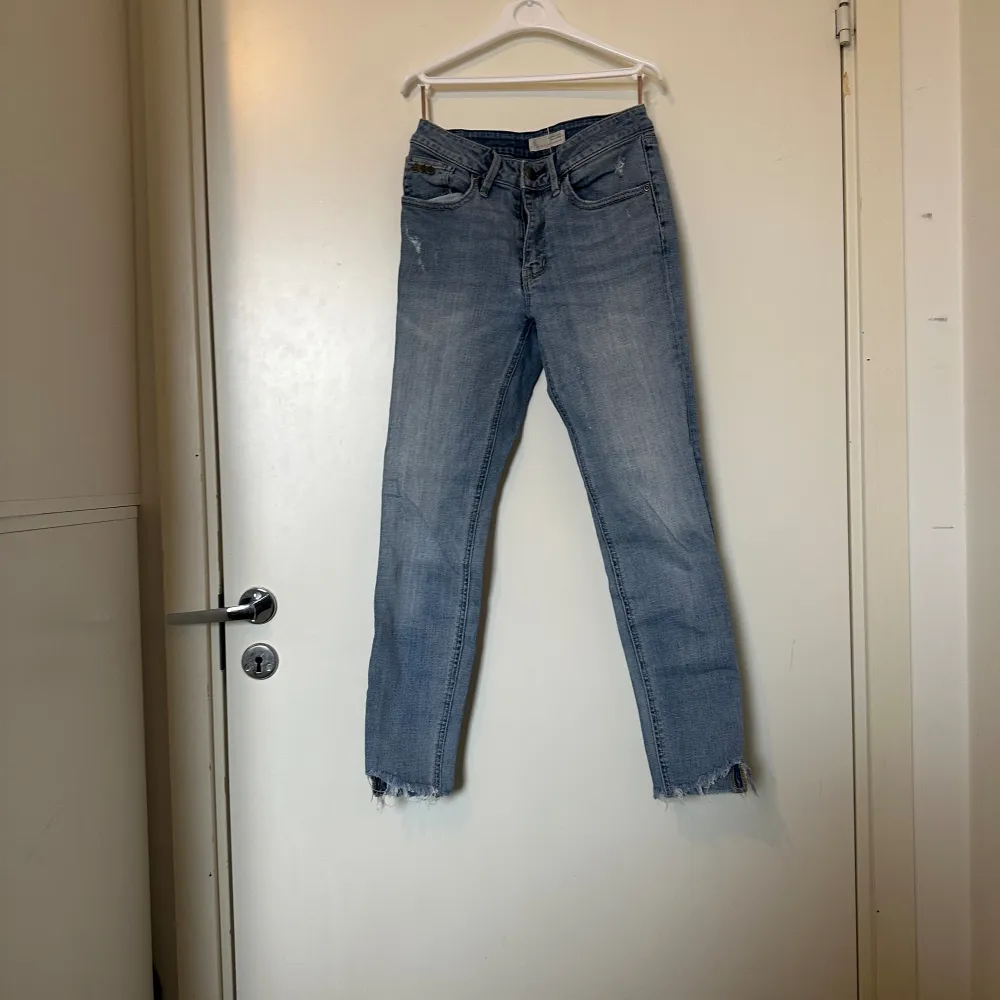 Säljer ett par otroligt vackra Odd Molly jeans i storlek W24 motsvarar ungefär en storlek XXS. Mycket fint skick, jag hittar inga synliga anmärkningar eller inga defekter. . Jeans & Byxor.