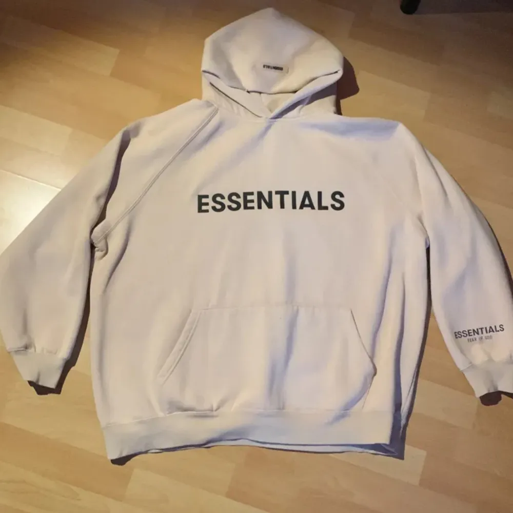 Essentials hoodie i väldigt bra skick. Använt väldigt lite. Äkta Essentials som är köpt på merchsweden. Storleken är XL. Hoodies.