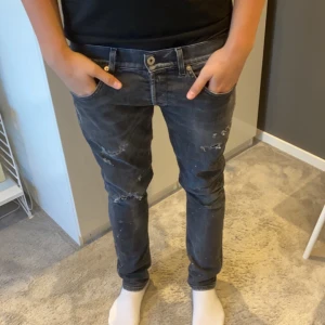 Dondup George - Tja, säljer dessa as feta dondup jeans. Köpte för runt ungefär 4000kr säljs för endast 1399! Storlek 33 men sitter som 32! Jeansen är helt nya bara använda vid några tillfällen! Cond: 10/10! Hör av er om ni har några frågor eller funderingar!