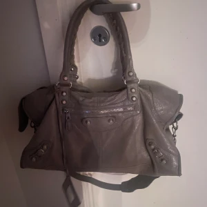 Balenciaga city bag - Intressekoll på min fantastiska balenciaga city bag🩷Hade även varit interesserad av att byta till annan färg🩷 ÄKTA Ena handtaget har brutit inuti, inget som märks eftersom det är skinn runt.