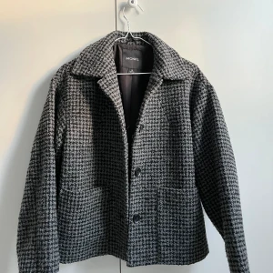 Jacka  - Vårjacka från monki i storlek xs, sparsamt använd, i väldigt bra skick. Perfekt nu till våren! 