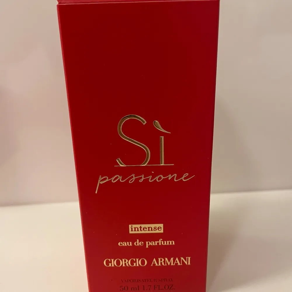 Armani SI passione till salu. 50 ml.  Helt ny parfym till salu med förpackning. I nyskick. En fruktig och blommig doft med noter av ros och intensiv vanilj. . Övrigt.