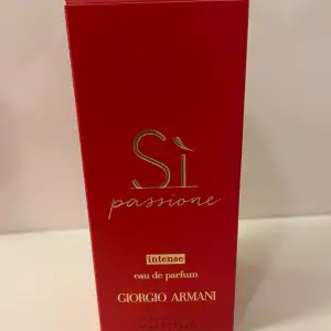 Armani SI passione till salu. 50 ml.  Helt ny parfym till salu med förpackning. I nyskick. En fruktig och blommig doft med noter av ros och intensiv vanilj. 