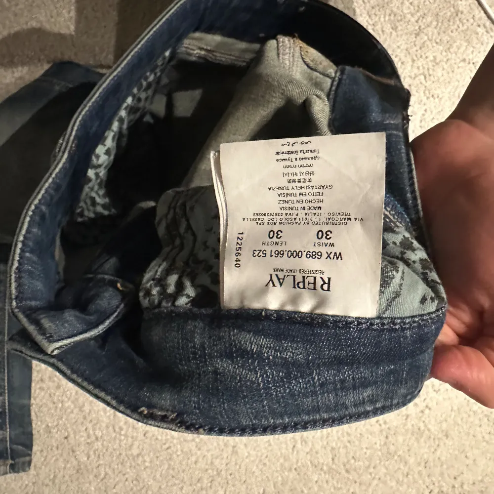 Säljer dessa feta Replay jeans som är i storlek 30/30. Jeansen är i bra skick, Skriv ifall du undrar något💯. Jeans & Byxor.