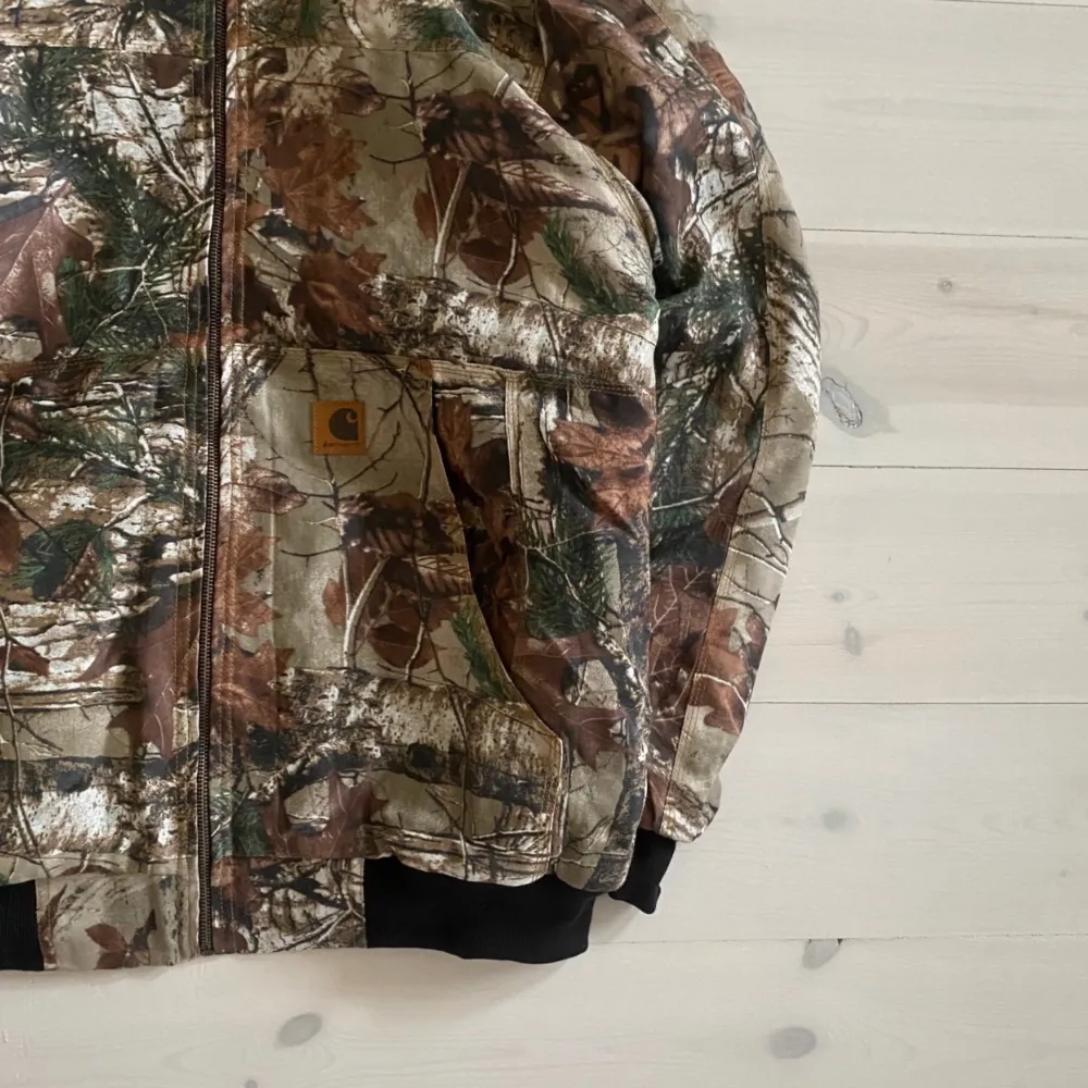 00s vintage Carhartt real tree camo work jacket - L/XL  Storlek XL sitter som L/XL  Mått Pit to pit 64cm Shoulder 50cm Total length 76cm  Notera att detta är en reworked jacka!Vilket betyder att det är andra tyger som är ihopsatta till en ny carhartt. Jackor.