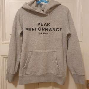 Ljusgrå hoodie från Peak Performance i strl 130. Mycket fint skick  :)
