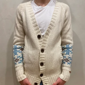 Kofta Revolution  - Kofta Revolution   Modell: 184cm & väger 84kg Skick: allmänt använd  Färg: vit  Material: bomull, ull