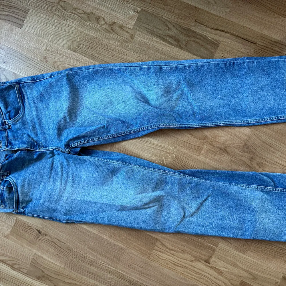 Levis jeans  Size 170cm, passar 30/30 eller folk som är runt 170-175 Ny pris 800kr Mitt pris 300kr!. Jeans & Byxor.