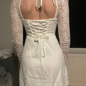 Student klänning  - Säljer en helt ny klänning, jättefin men passade tyvärr inte riktigt mig. Perfekt inför studenten. Säljs för 300kr. Storlek 36