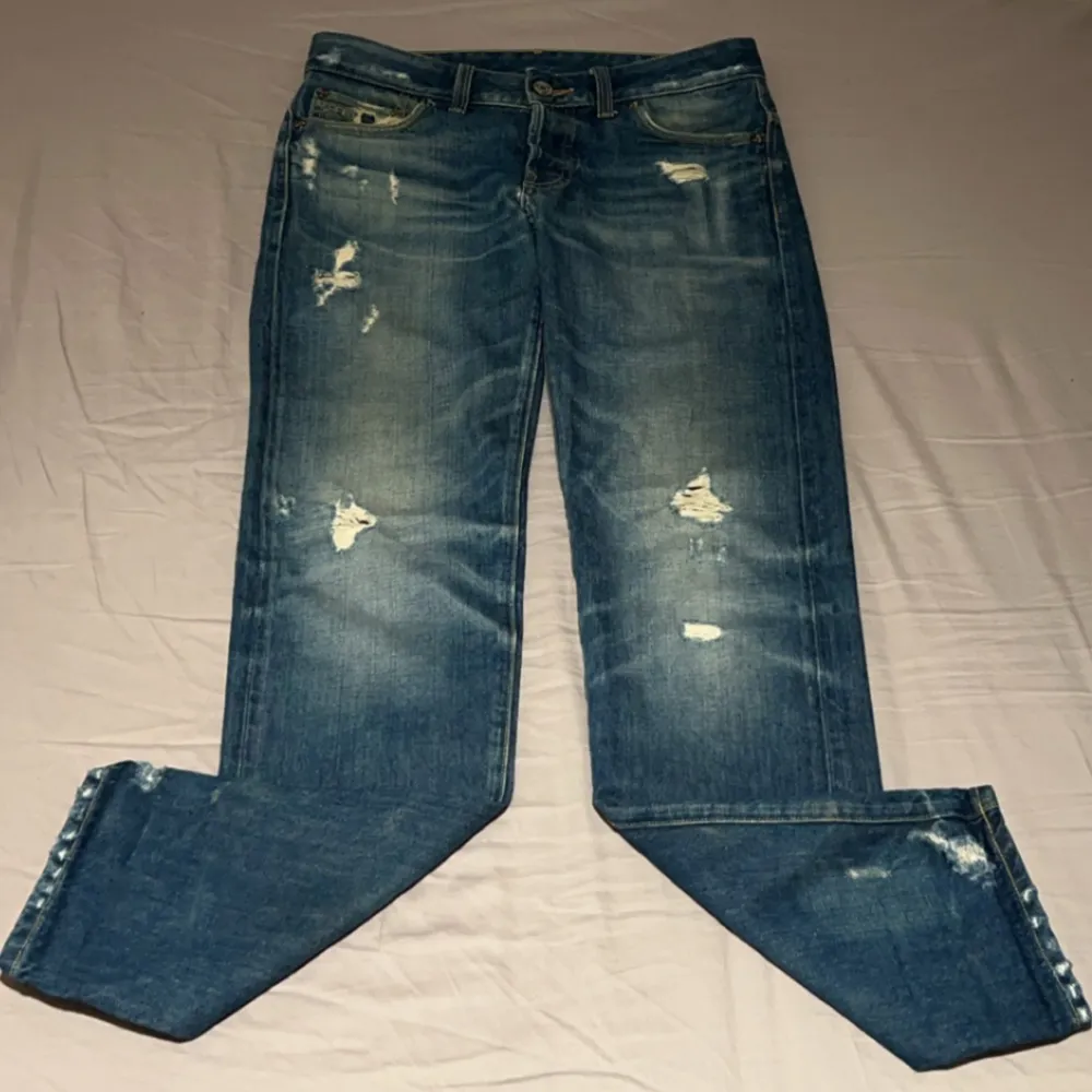 Riktigt feta G-star raw jeans med slitningar (design)🤩 Nypris: 1899 Vårt pris: 299🔥 Lite missfärgad vid höger ficka men annars nyskick🤫 skick 7.5/10👍 Hör av er vid frågor🤙🍾. Jeans & Byxor.