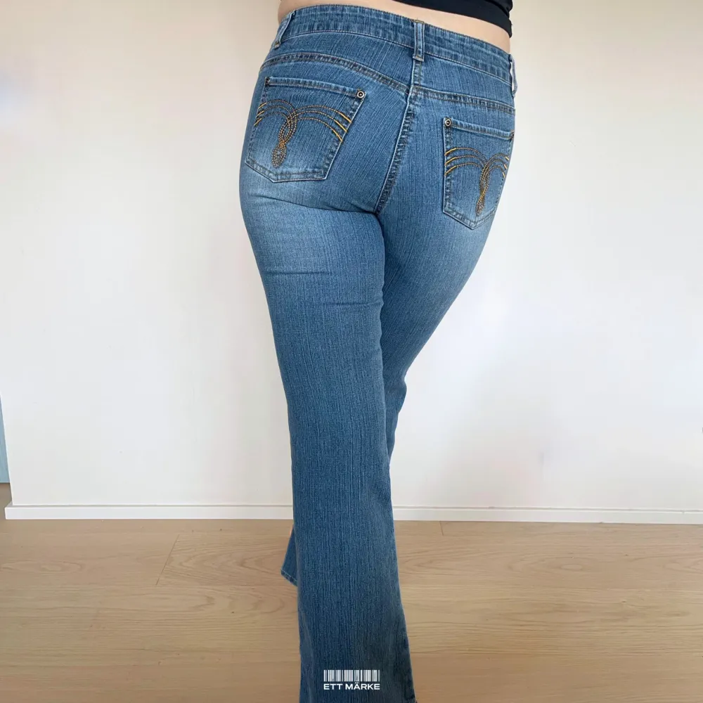 Mer information och möjligheten att köpa plagget finns på vår hemsida!  MÄRKE: Vintage. MODELL: Lågmidjade & Bootcut. FÄRG: Blå. STORLEK: 38 enligt lapp. Uppskattad storlek 34. MIDJA RAKT ÖVER: 36 cm. MIDJEHÖJD: 21 cm.. Jeans & Byxor.