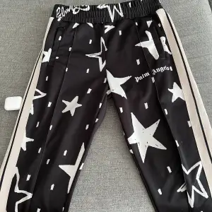Säljer mina Palm Angels Star Print Track-Pants som är i gott skick, riktigt feta byxor som är svåra att få tag på! Storlek 50 (M), herr