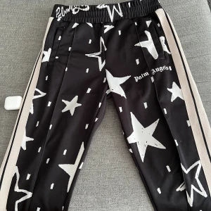 Palm Angels Star Print Track-Pants - Säljer mina Palm Angels Star Print Track-Pants som är i gott skick, riktigt feta byxor som är svåra att få tag på! Storlek 50 (M), herr