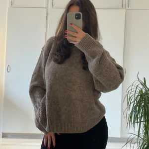 Beige stickad tröja  - En jättefin helt oanvänd stickad tröja, passar bra till alla tillfällen, basic och inte stickig 🤍