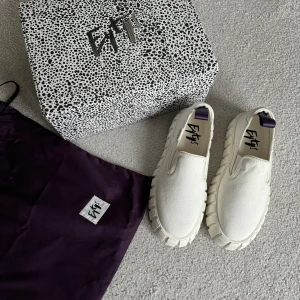 EYTYS Odessa canvas sneakers - Säljer då de ännu inte kommit till användning. Med andra ord helt nytt skick, endast provade hemma. Dustbag och kartong medföljer om man vill.