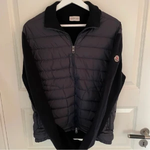 Moncler cardigan - Helt ny skick. Inga fel på den. Köpt av instagram sida highendsmarket/garmsmarket.
