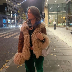 Charlotte Simone jacka - Intresse koll på min Charlotte Simone jacka, den är väldigt sparsamt använd. Storlek M ( Jag är normalt en S så se bild hur den sitter på) 