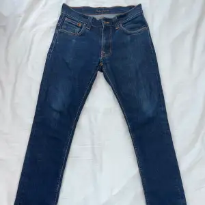 Ett par fantastiskt fina nudie jeans som knappt är använda.❗️Storlek: W29 L34.❗️ sitter som en smäck och ser helt nya ut! Vid fler bilder eller frågor är det bara att höra av sig! Kan både mötas upp och skicka via post📭