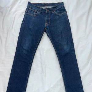 Nudie Jeans! Perfekt skick!! Straight fit❗️ - Ett par fantastiskt fina nudie jeans som knappt är använda.❗️Storlek: W29 L34.❗️ sitter som en smäck och ser helt nya ut! Vid fler bilder eller frågor är det bara att höra av sig! Kan både mötas upp och skicka via post📭