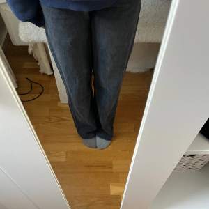 Fina jeans i bra skick. Köpta för nått år sedan och säljer pga blivit blivit för små och bytt stil. Jättefina. 