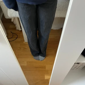 Wide leg jeans, svarta - Fina jeans i bra skick. Köpta för nått år sedan och säljer pga blivit blivit för små och bytt stil. Jättefina. 