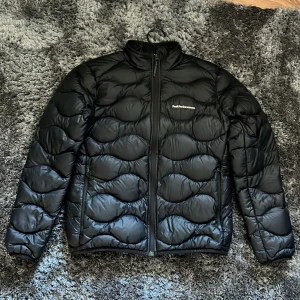 Peak Performance Jr. Helium Jacket - Försiktigt och knappt använd då jag snabbt växte ur den  Skick 8-9/10 Inga defekter på jackan.  Nypris 1 349kr Säljer för 700kr.  Passar perfekt nu till våren när man vill ha en tunnare jacka!  //Joel  
