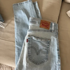 levi’s jeans - Storlek L 200kr hål i ens knät