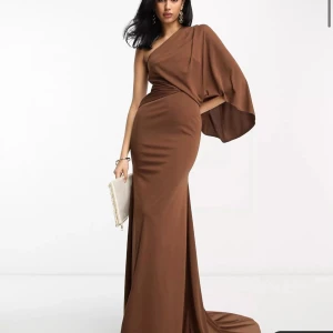Brun klänning - Jättefin klänning från asos. Köpt för ca 1200kr, använt en gång. Kemtvättad:) skriv gärna om ni vill ha bilder på hur den ser ut på!