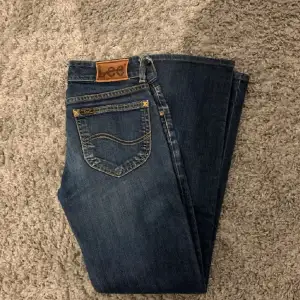 Helt nya jeans med lappen kvar. Från Lee i storleken 26/32. 