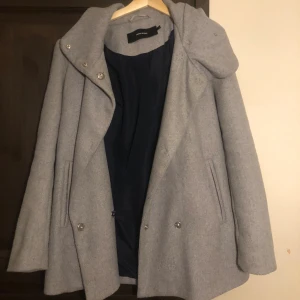 Grå kappa  - En fin grå kappa från vero Moda i storlek M, kom privat för bilder på 💞 Den är i bra skick och finns inga defekter. Köparen står för frakten, är också öppen för byten