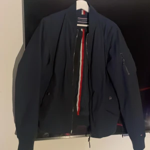 Tommy hilfiger bomberjacka  - Riktigt fin jacka med extremt bra kvalitet. Skriv om ni undrar något 