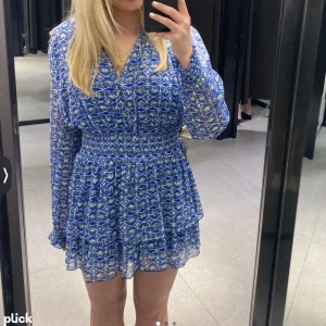 Zara klänning  - Säljer en såå fin sommarklänning ifrån zara💙🌸Helt oanvänd! Prislapp kvar! Köpt för 379kr!