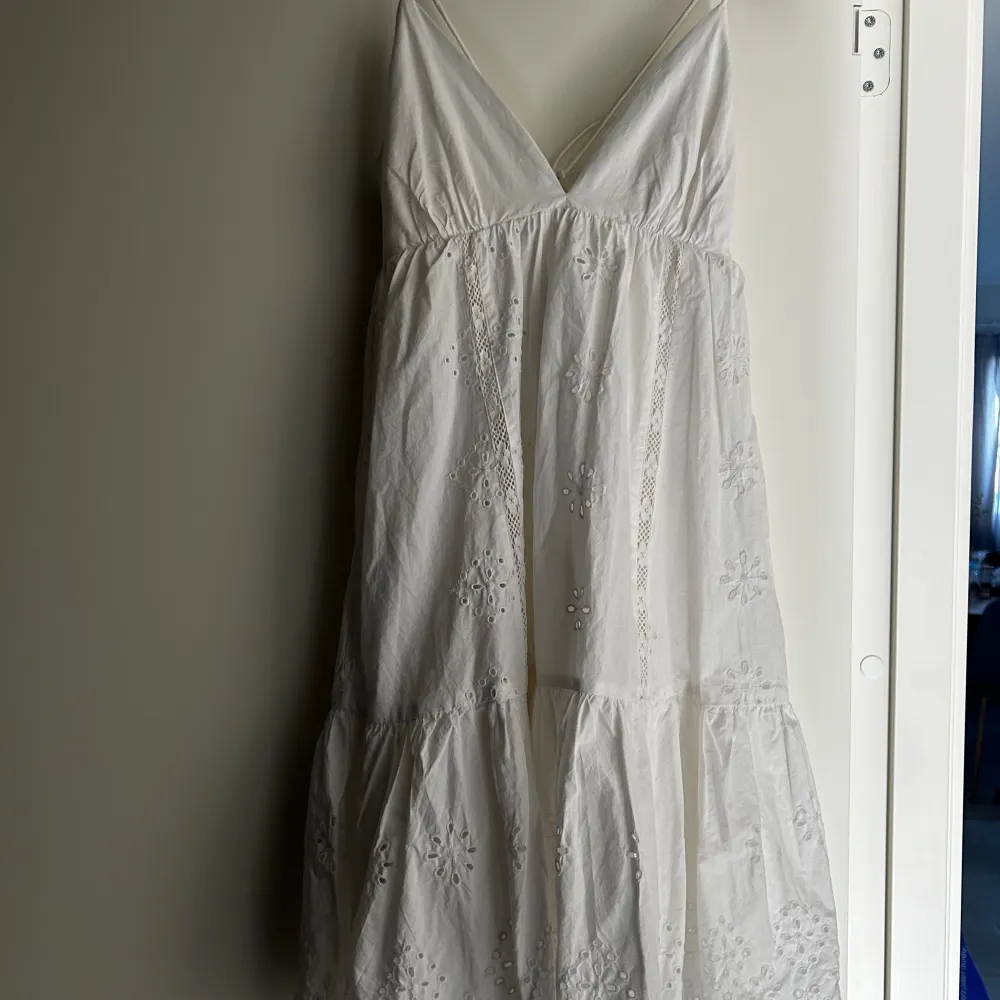 Superfin somrig vit klänning från zara.  Endast använd fåtal gånger, i nyskick.  500kr eller högstbjudande . Klänningar.