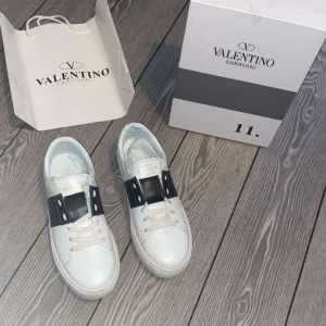 valentino garanvani  - tja säljer ett par valentino  svart vita  skick 9/10 använda en månad  mer frågor skriv privat  