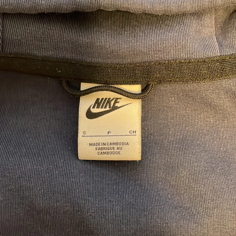 Nike hoodie köpt från deras hemsida, den har ett jättelitet hål vid ena ärmen som man inte tänker på. Skick 9/10 storlek s men passar även m. Nypris: 1400. Hoodies.