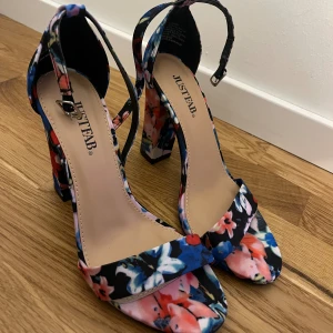 Klackar blommiga - Helt oanvända klackskor från justfab. Endast provade. Strl 36