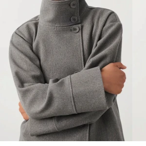 Jacka  - Säljer populära gina jackan då den inte kommer till användning. Perfekt till våren. Ny skick. Använd 2 gånger. Nypris 599kr