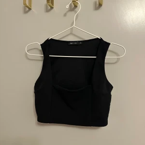 Topp från Nelly - Jäääättefin topp från Nelly med bra kvalite! Sitter jättefint på en, men den är för liten för mig:(