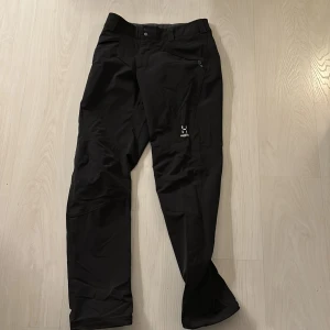 Haglöfs byxor  - Säljer dessa snygga Haglöfs byxor då jag har växt ur de. Väldigt bra skick. Nypris 1000kr. Köparen står för frakt