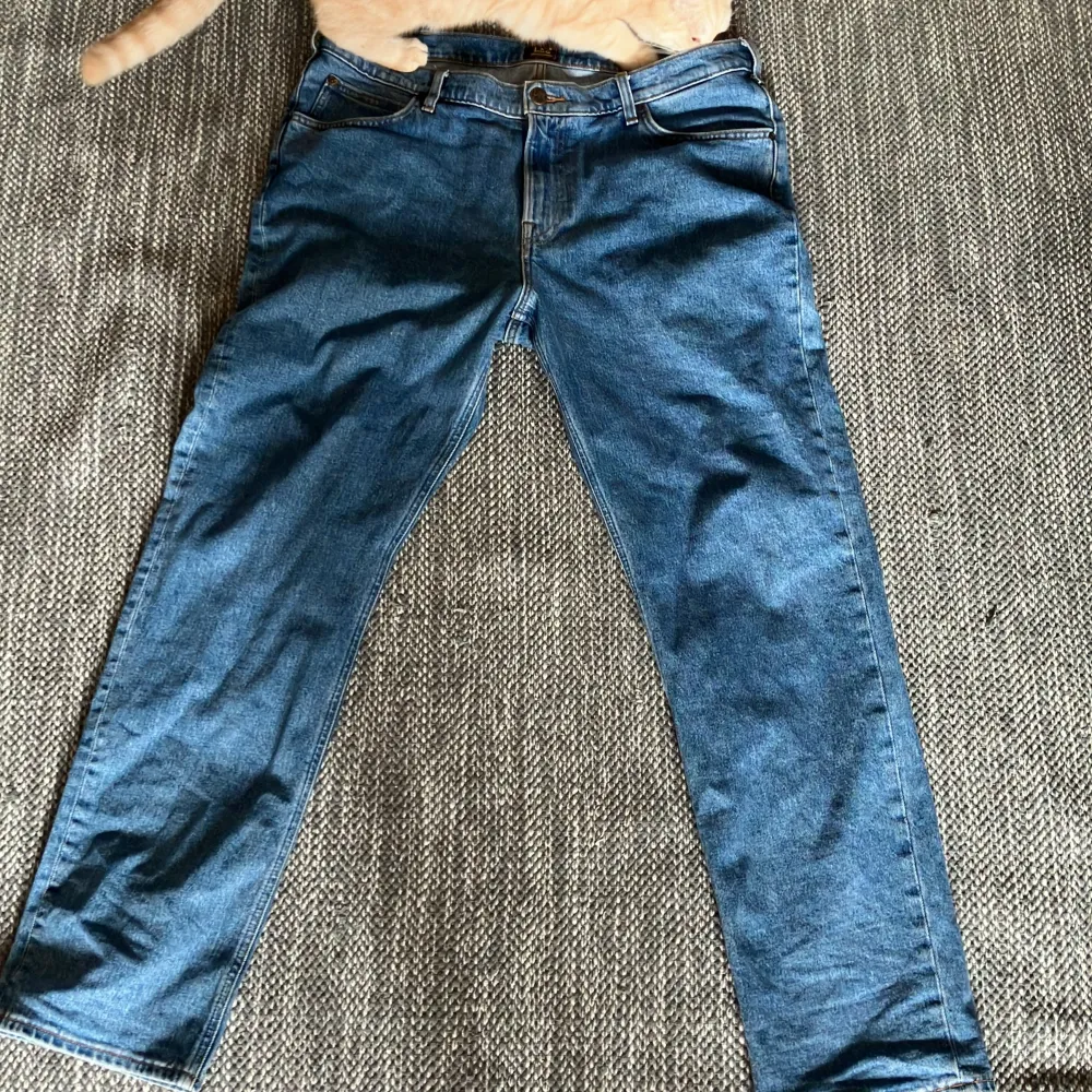 Säljer mina 2 lee jeans som jag har använd 1 gång eftersom att dem var lite för stora. (Nypris:700kr, mitt pris:300kr styck eller 500 för båda). Jeans & Byxor.