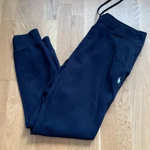 Svart Ralph lauren mjukis - Säljer ett par Ralph lauren byxor då de inte kommer till användning, storlek L i riktigt bra skick, nypris 1800 mitt pris 600