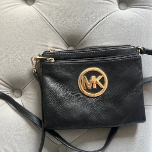 Michael Kors väska  - Svart fin väska från Michael Kors. Köpt för några år sedan i USA på Michael Kors butik, fortfarande i fint skick. Finns många bra fack💕💕