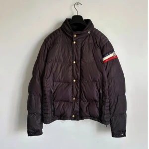 Moncler Chamonix jacka - En riktigt cool och unik jacka från moncler. Jag släpper jackan för ett sjukt pris. Den är äkta och kan bevisas. Skriv vid frågor.